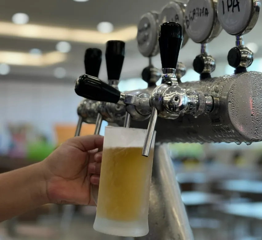 Chopp sendo servido no Quiosque Barra Chopp